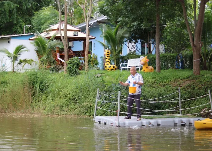 ฟาร์มสเตย์ บ้านกลางสวนผึ้ง Pong Yo