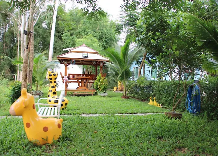 ฟาร์มสเตย์ บ้านกลางสวนผึ้ง *